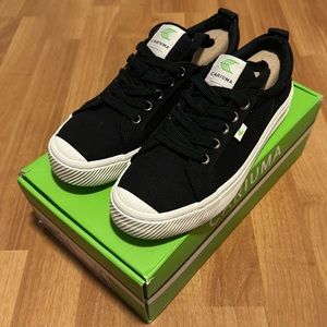 Cariuma OCA Low Black Canvas Sneakers